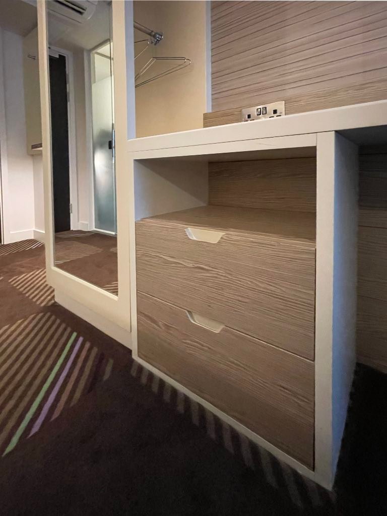 Clothes cabinet with drawers